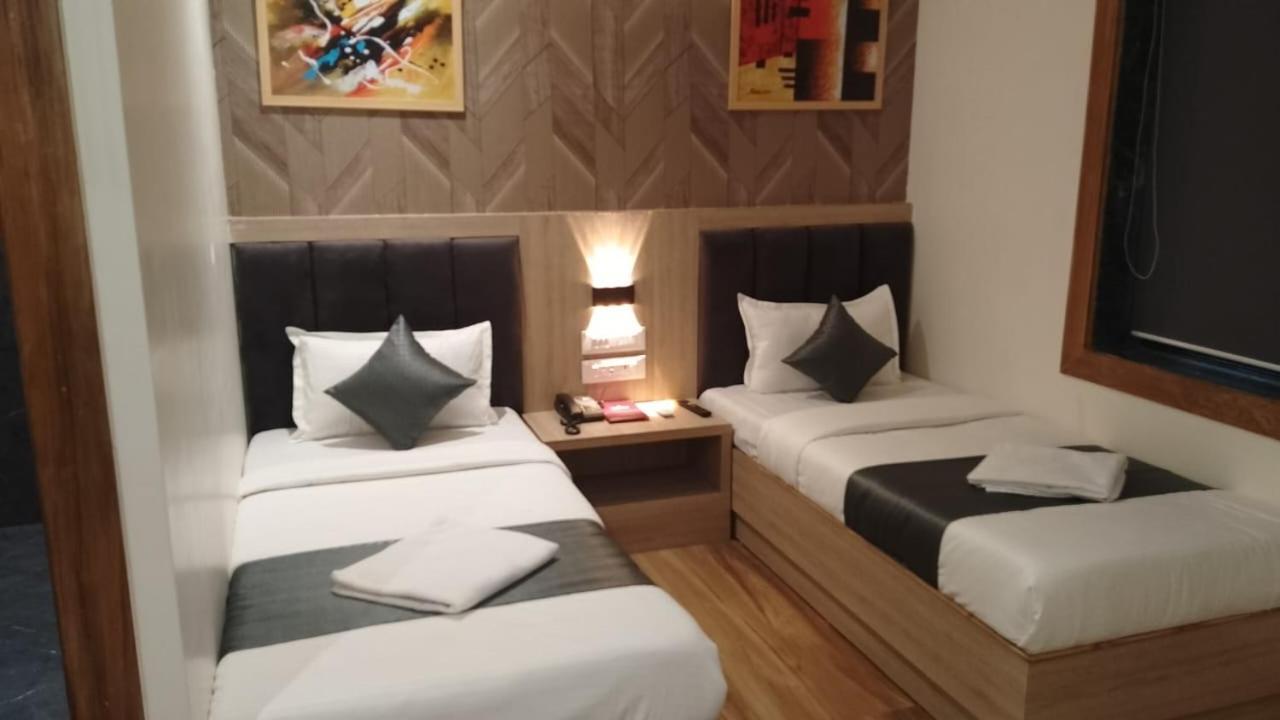 Wisma tamu Glitz Riza - Nr Nesco Exhibition Centre Goregaon