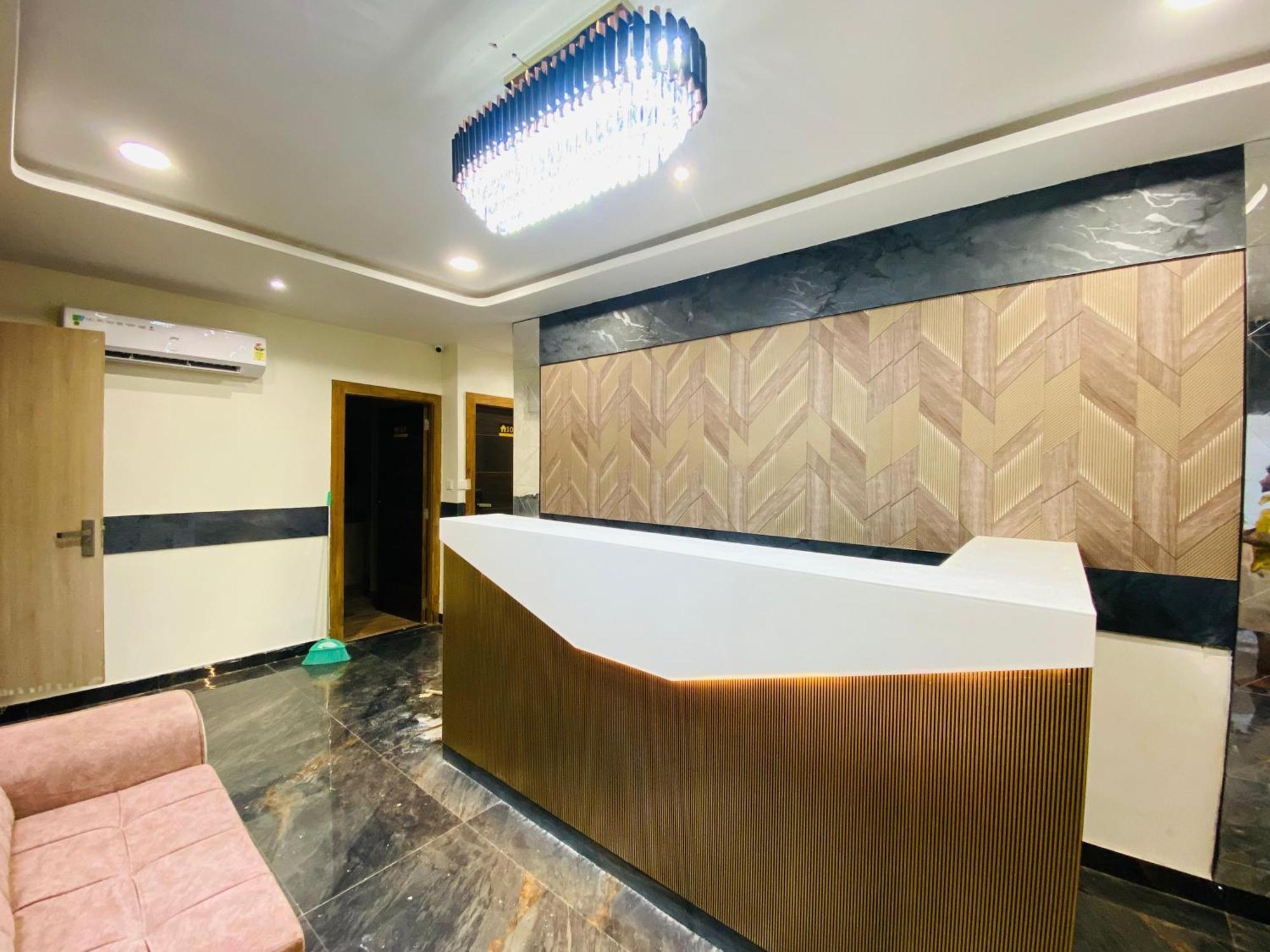 Wisma tamu Glitz Riza - Nr Nesco Exhibition Centre Goregaon *