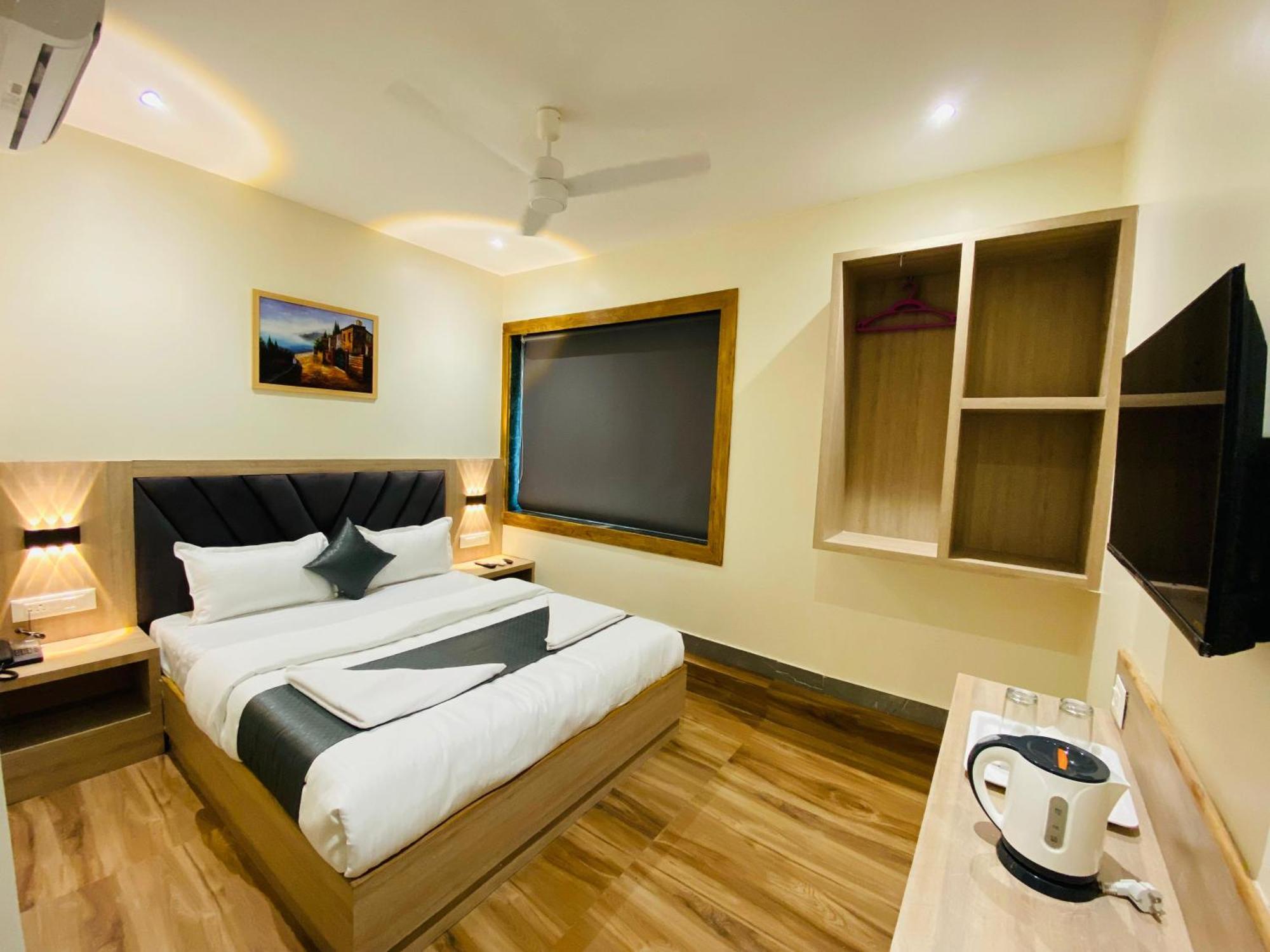 Glitz Riza - Nr Nesco Exhibition Centre Goregaon * Bombay